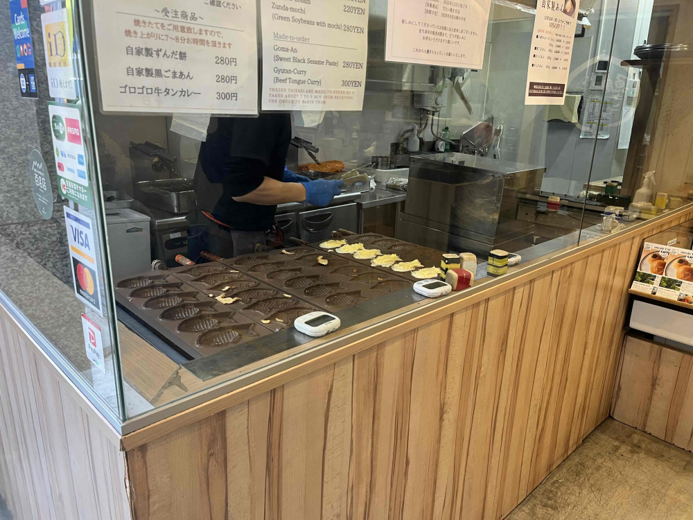 注文してから焼いてくれます。職人さんの手際の良さは圧巻です。