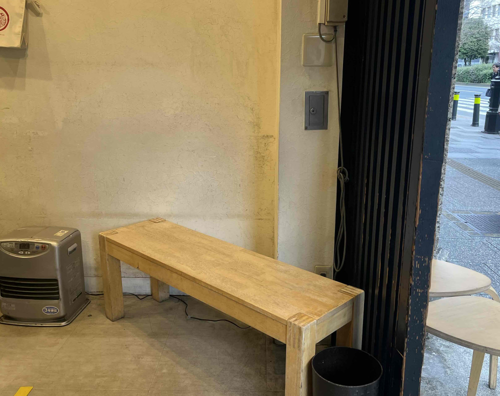 店内にはベンチが。