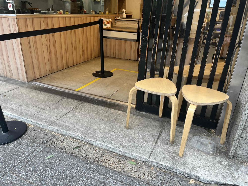 店先にも椅子があります。