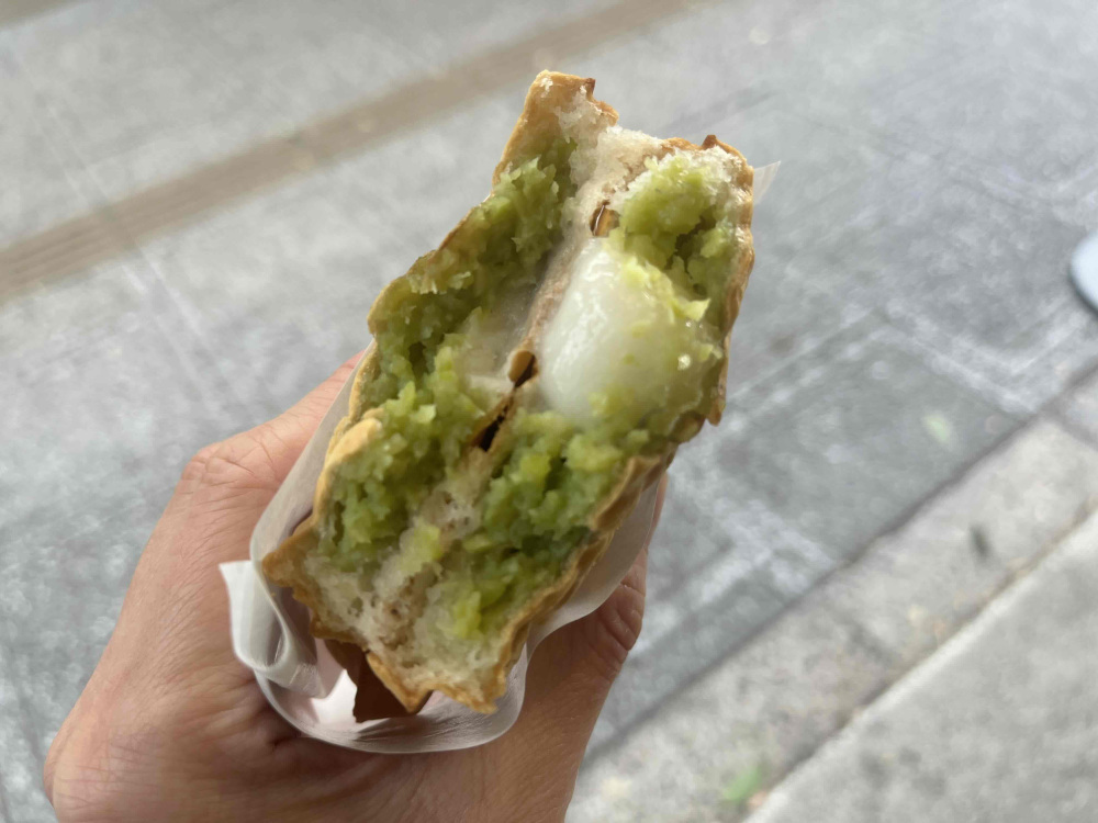 頭から尻尾までずんだあんがぎっしり!枝豆の風味豊かで甘すぎないあんです。白玉は2つ入っていてとろーり柔らかな食感です。おいしくてあっという間に食べてしまいました!