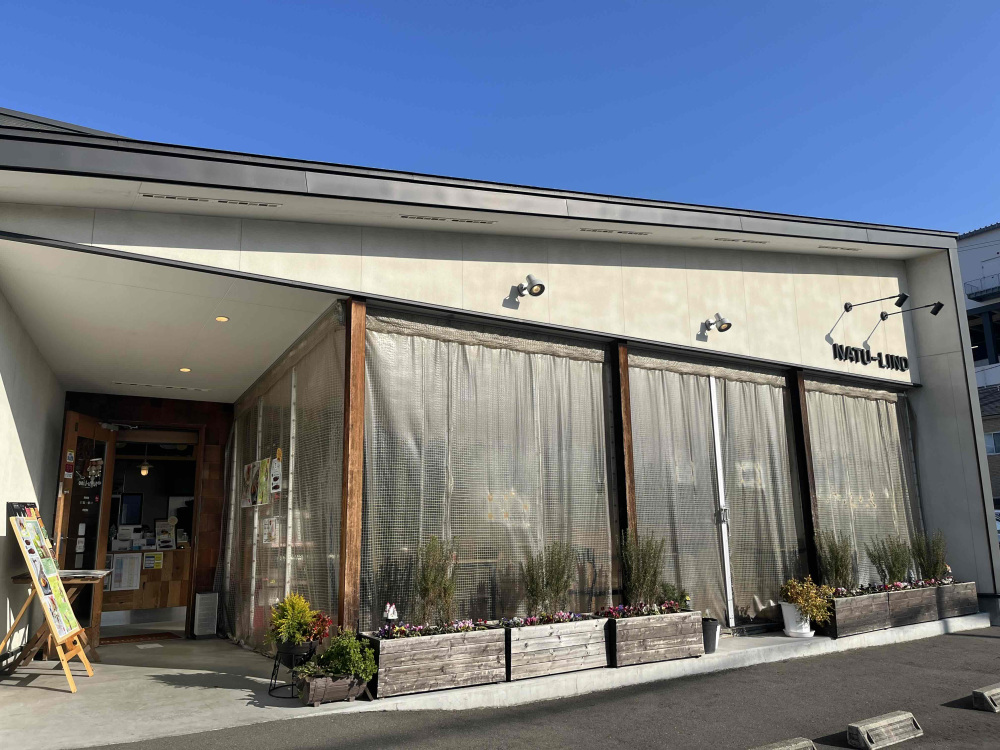 国道4号線から少しだけ入ったところにある白い一軒家。広い駐車場があります。