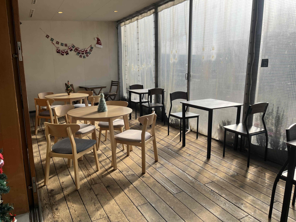 大きな窓から光が差し込み開放感ある店内。冬でもぽかぽかで本当に暖かい!季節問わず食べに行けます。