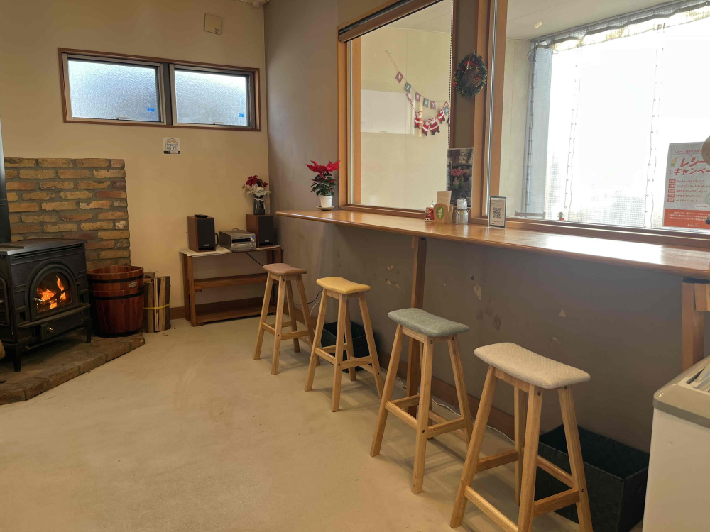 カウンター席も。