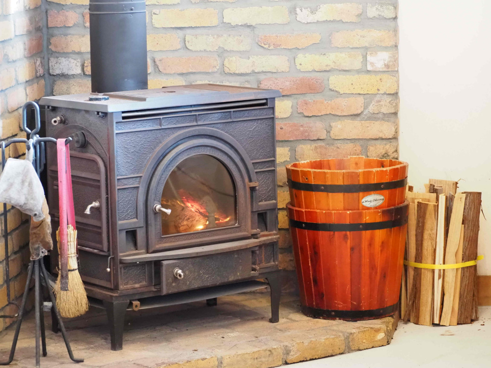 優しい雰囲気の店内には暖炉もあります。