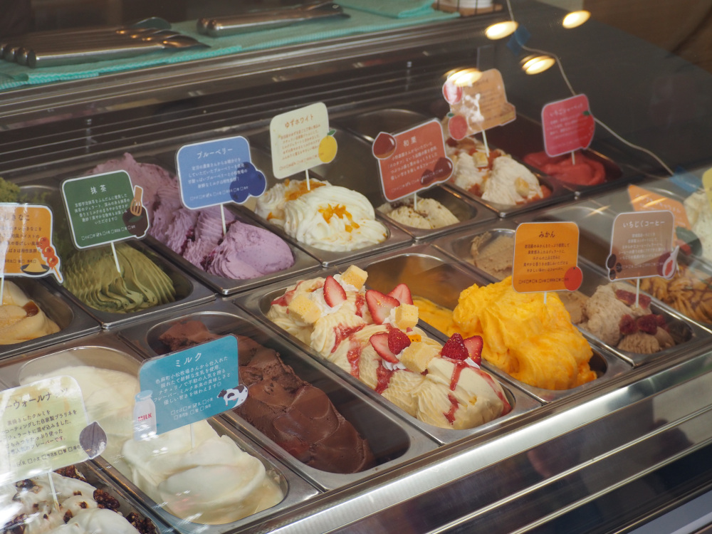 色鮮やかで美しいジェラートを前に悩むこと間違いなしです。悩んだ時はトリプルやめちゃ盛り4種がおすすめです!(笑)