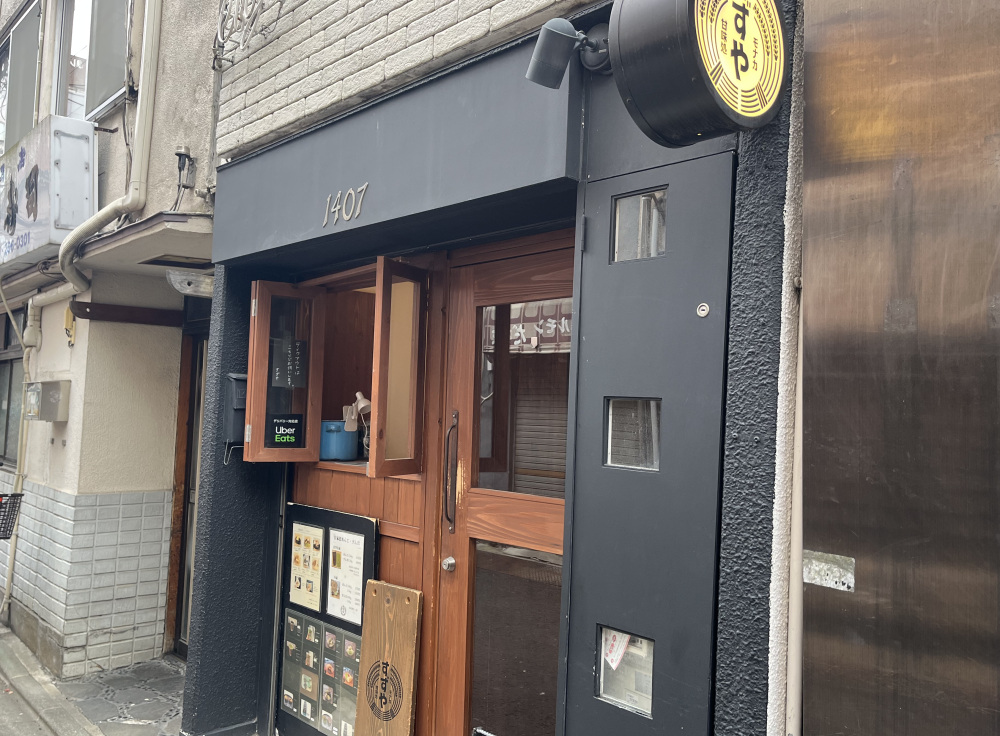 1階は路面のテイクアウト用カウンター。小窓から注文します。