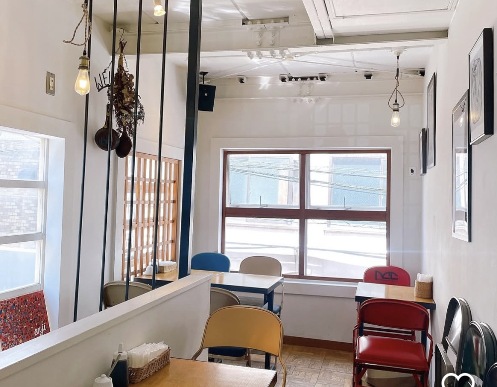 2階はイートインスペース。どこか和テイストを感じる落ち着いた店内です。