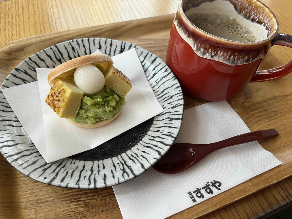 豪快でもありかわいらしくもある見た目!こんなに華やかなモナカは初めてです。