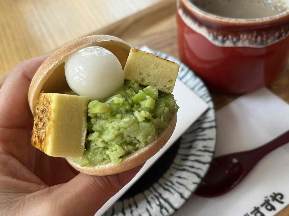 粗目にすりつぶされたずんだは、枝豆の食感と風味をダイレクトに味わうことができます!カタラーナは冷たくアイスのよう!口に入れるとなめらかな口当たりです。皮はパリッと、白玉はもちっと柔らか。色々な食感や味わいを楽しめます。