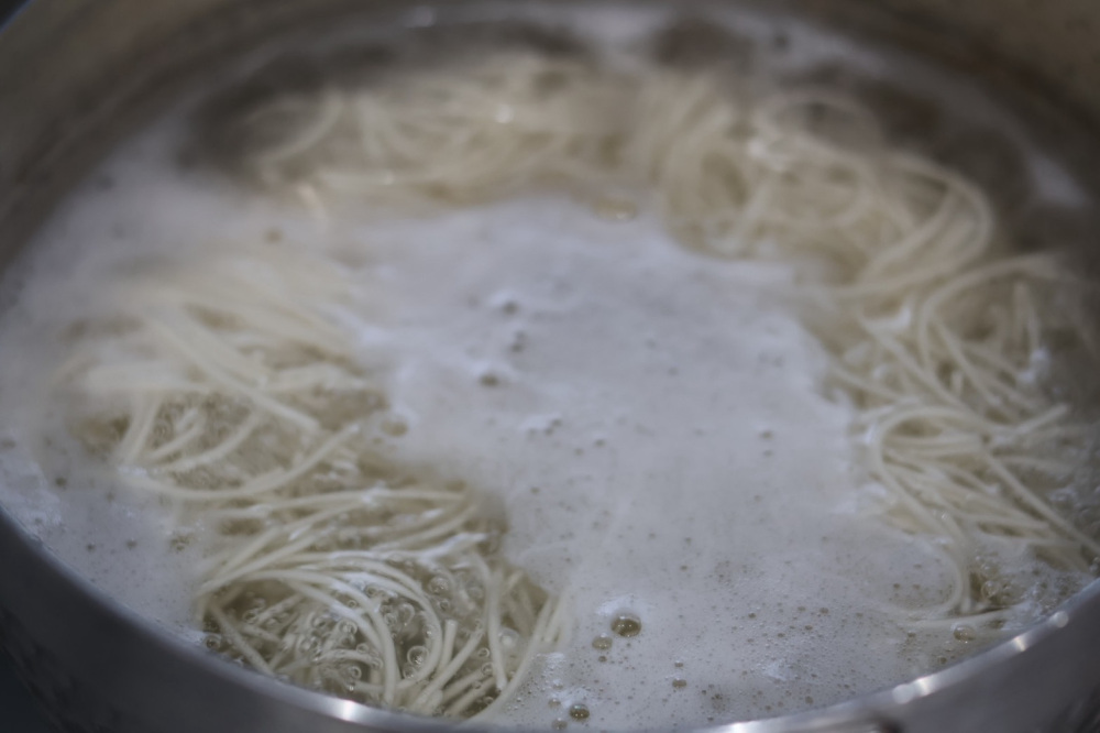 かけつゆ作りと並行して、麺は表示時間通り茹でましょう