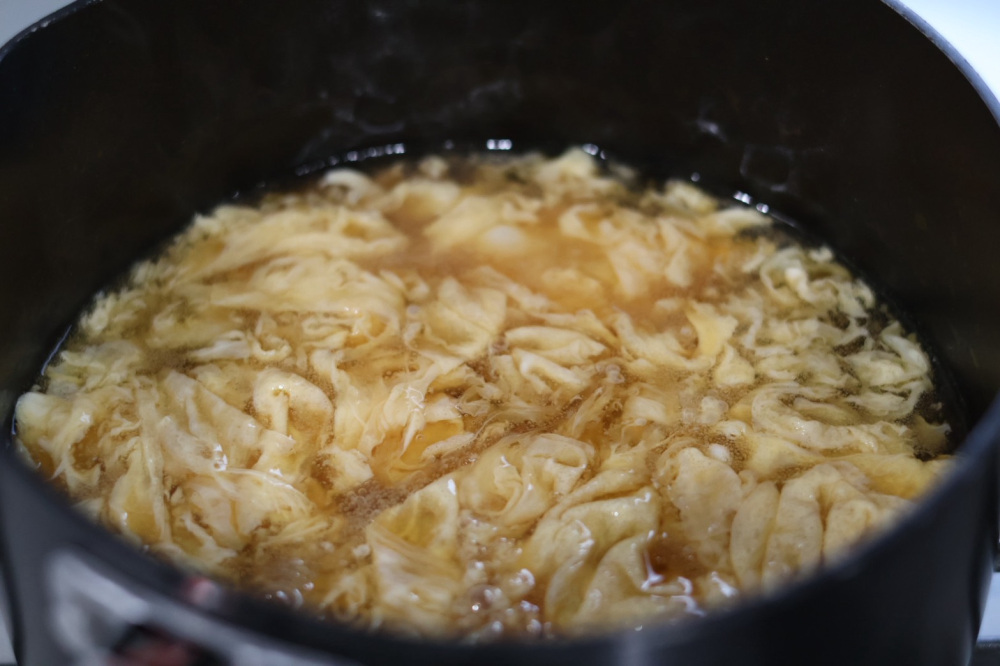 卵は「の」の字を書くように、回しながら入れるとふんわり仕上がります