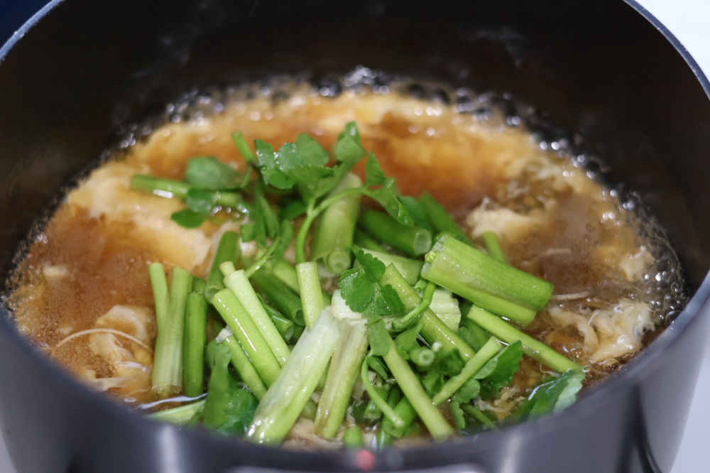 せりの茎と葉は、火を通し過ぎないようにさっと加熱します