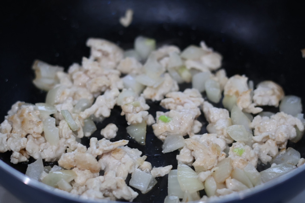挽肉と玉ねぎは、中火でじっくりと炒めましょう