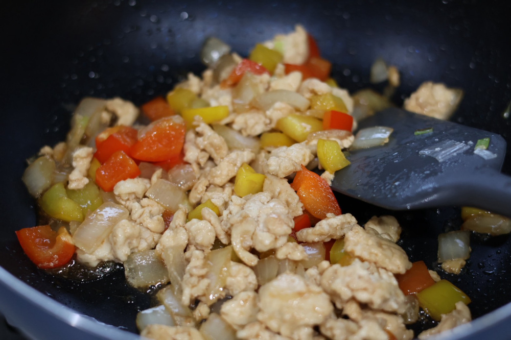 パプリカの甘みを引き出すイメージで、じっくり炒めます