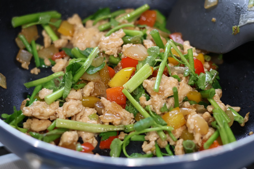 せりを加えたら、加熱しすぎずさっと炒めて火を止めましょう