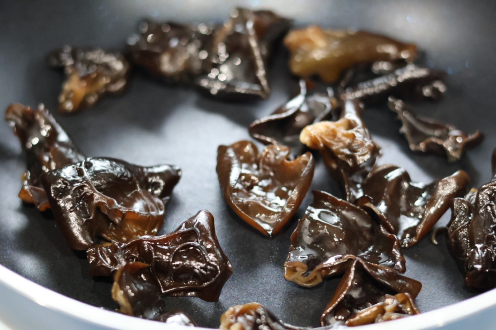 きくらげは、しっかり火が通るまで炒めます