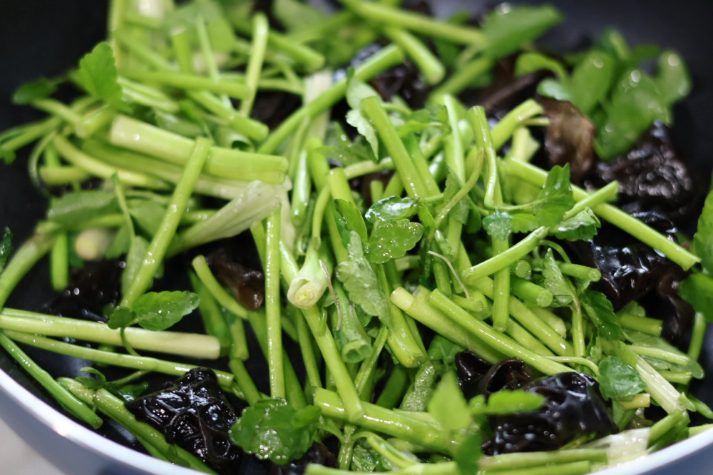 せりと調味料を加えたら、さっと炒めてすぐに盛り付けましょう