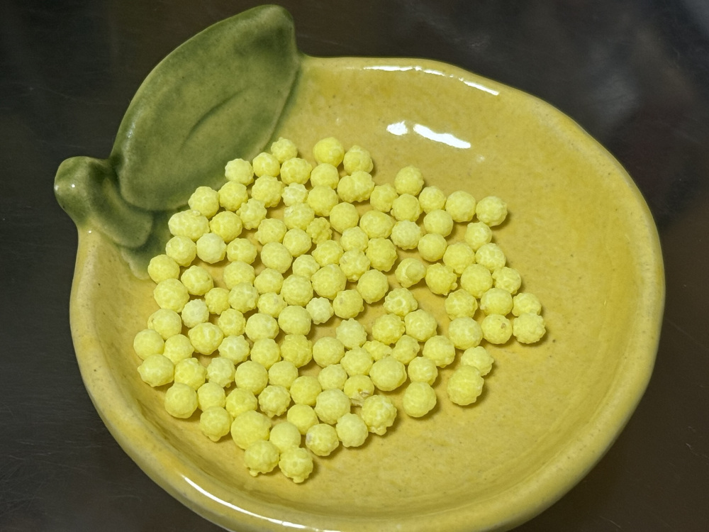 なかには黄色い“つぶつぶ”が