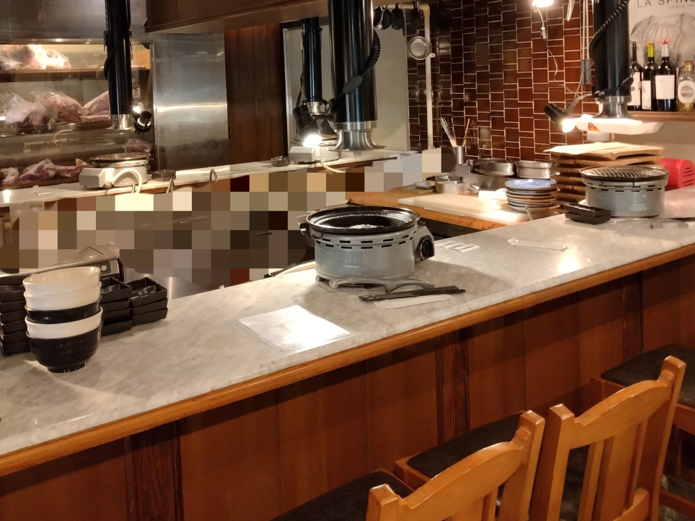 2階はコの字型のカウンター席が特徴的でもちろん個室も完備