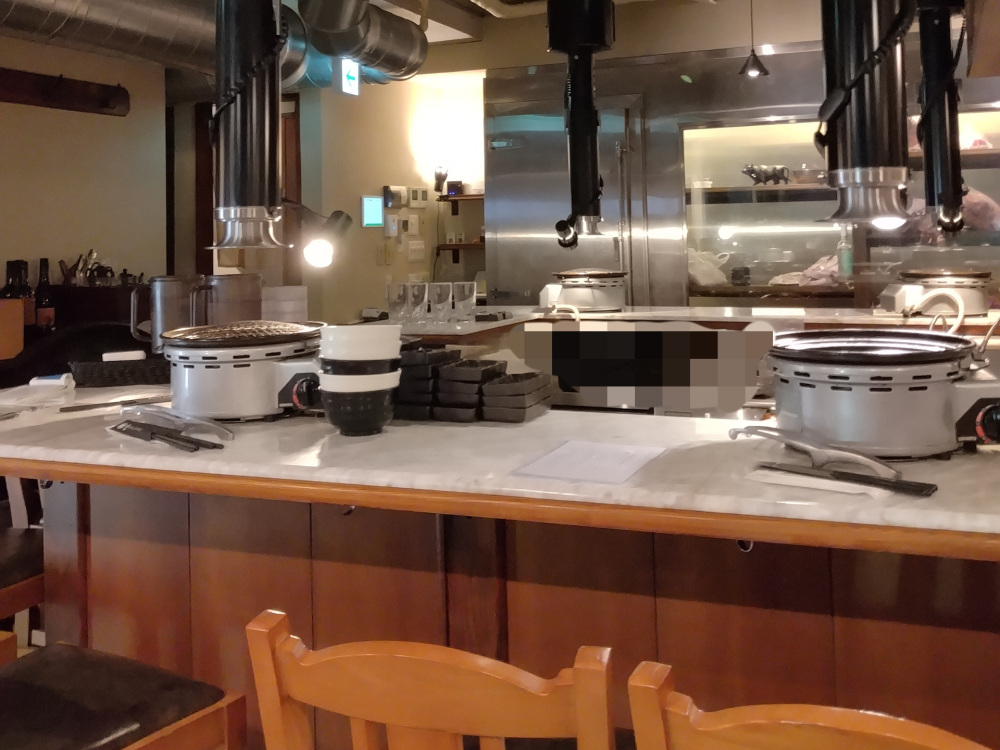 お一人さまにも優しくライブ感が楽しめるカウンター席