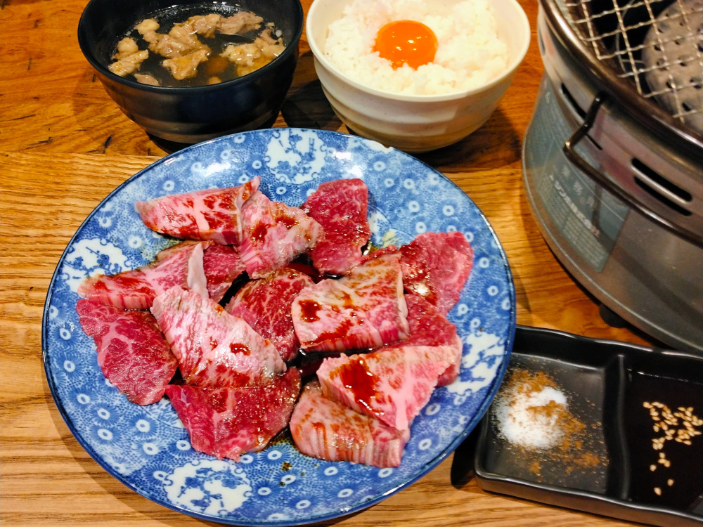 夜焼肉セットの赤白合盛りは取材時価格2,900円