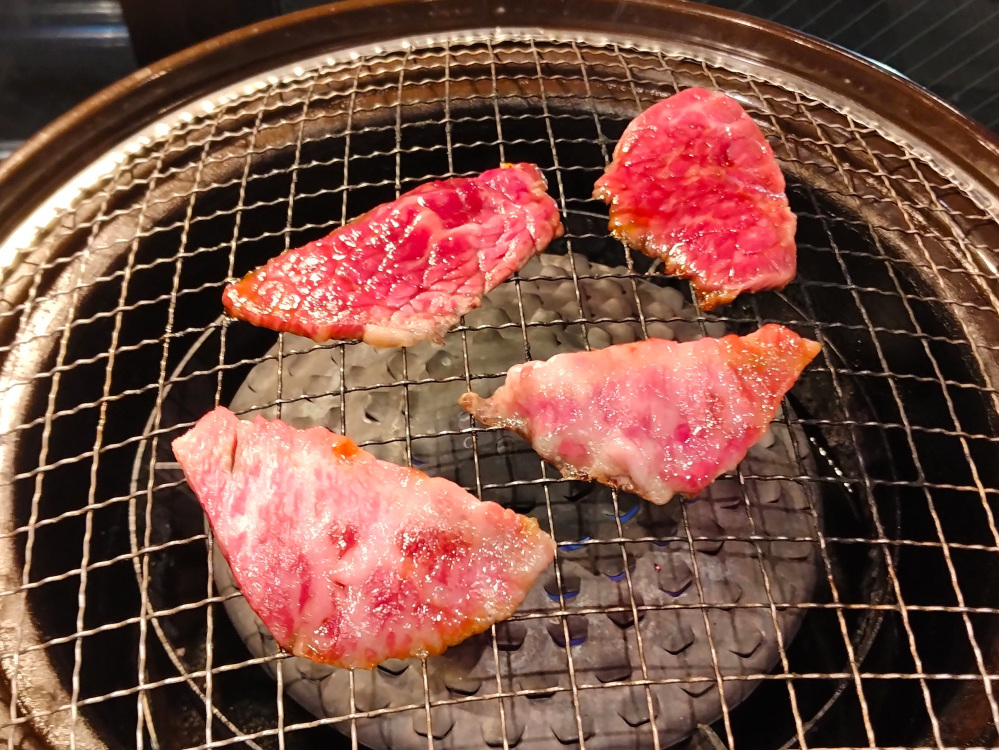 赤と白の色合いが鮮やかなお肉