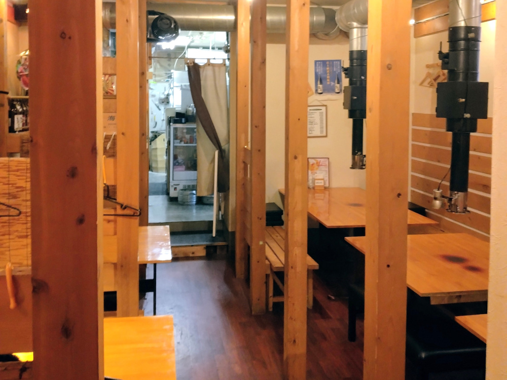 木の温もりが落ち着く店内