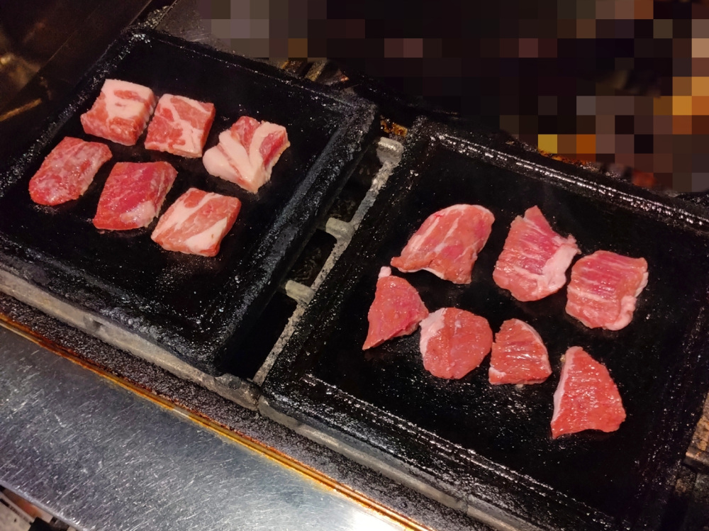 左：豚肩ロース、右：豚ハラミ