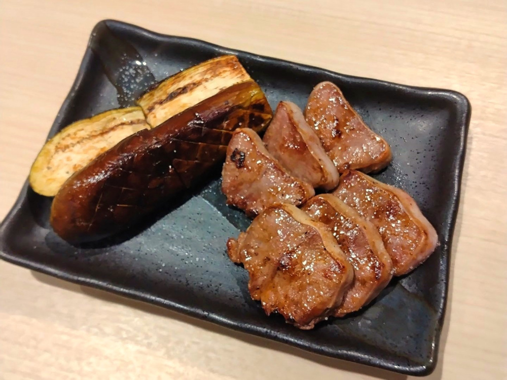 左：茄子焼き、右：豚タン