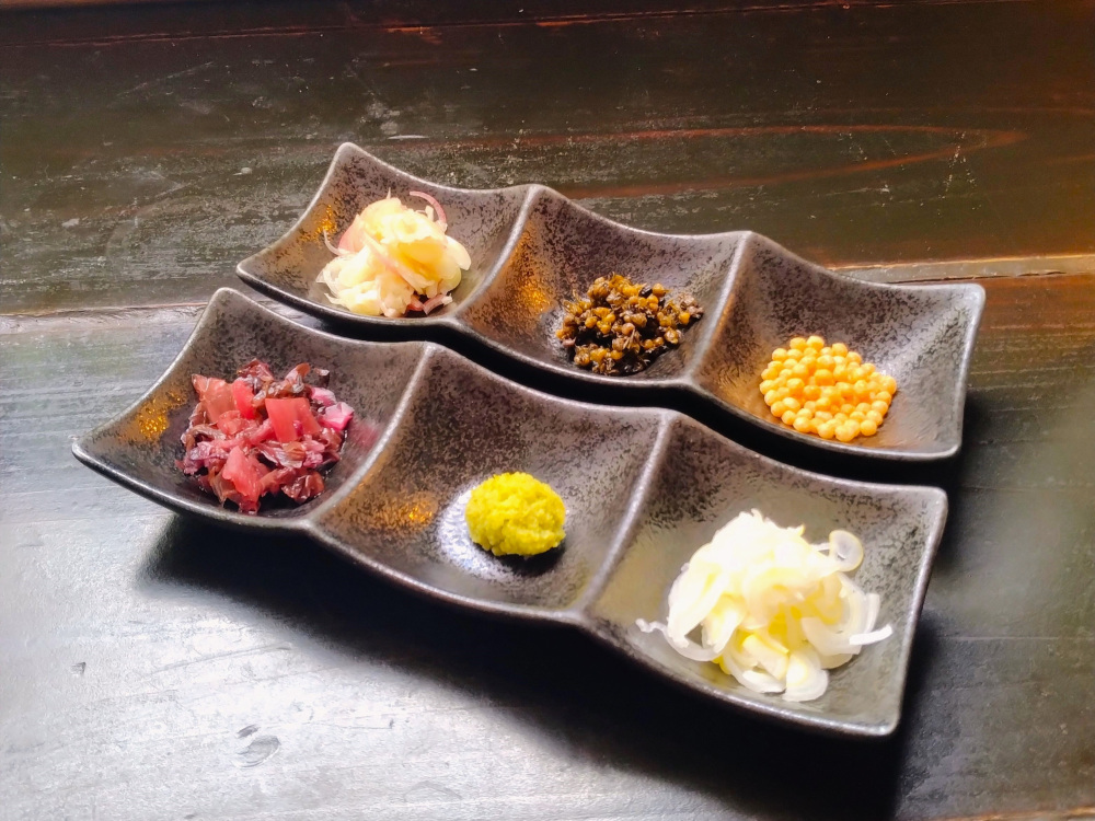 薬味はしば漬け、ネギ、ワサビ、しその実、ミョウガ、あられの6種類