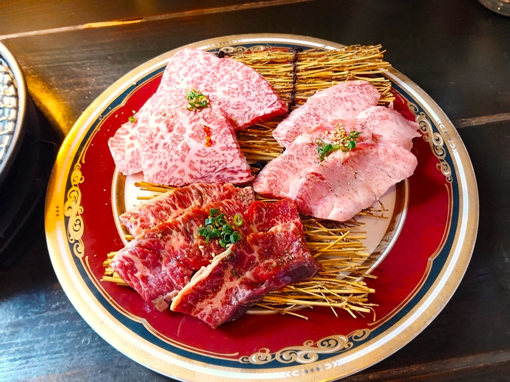 左上：極上ロース　左下：特選ハラミ　右上：国産黒毛和牛特上カルビ