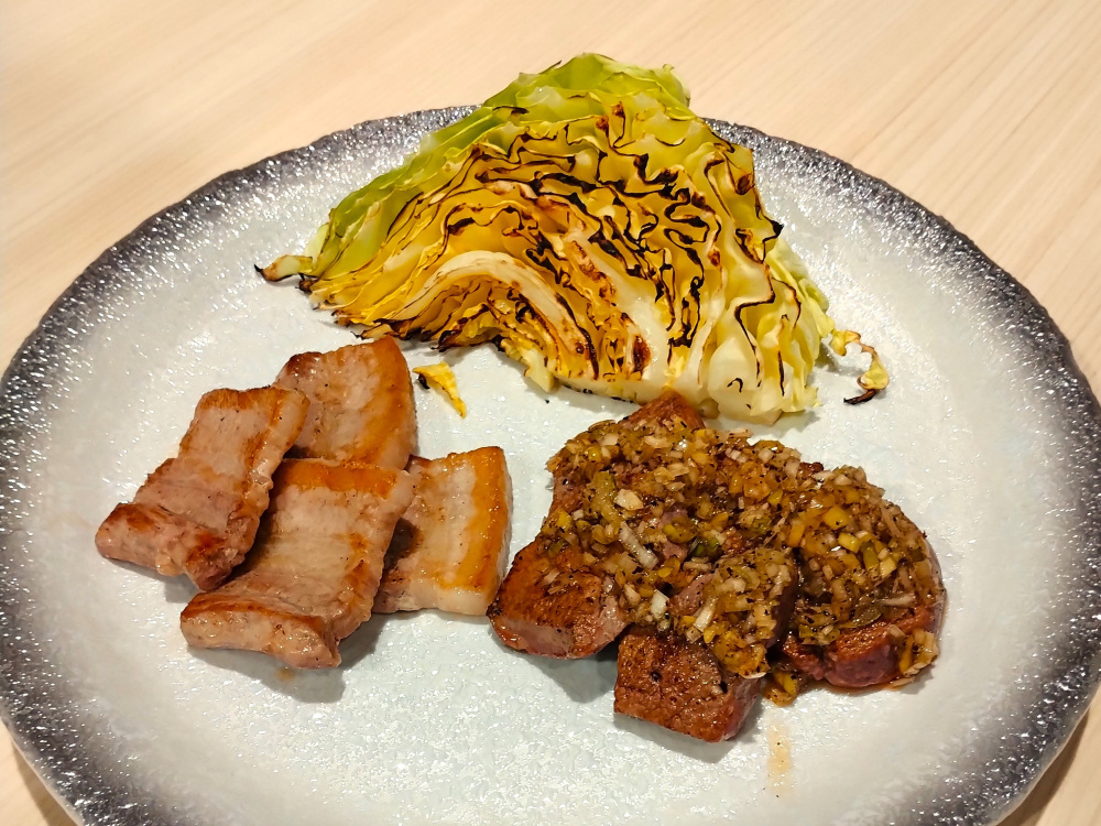 左：豚バラ、右：レバテキ、上：キャベツ焼き