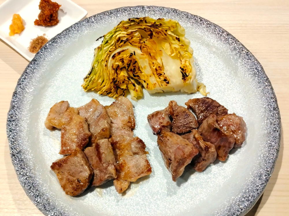 左：豚肩ロース、右：豚ハラミ、上：キャベツ焼き