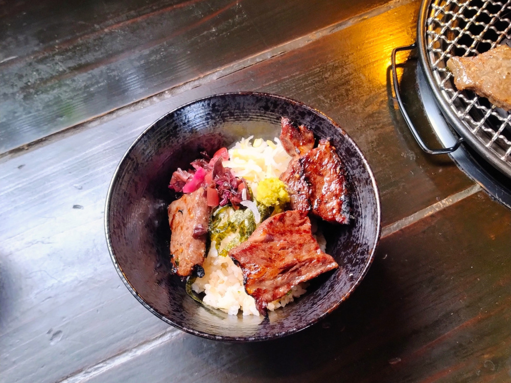 まずはしば漬け、ネギ、ワサビとともに