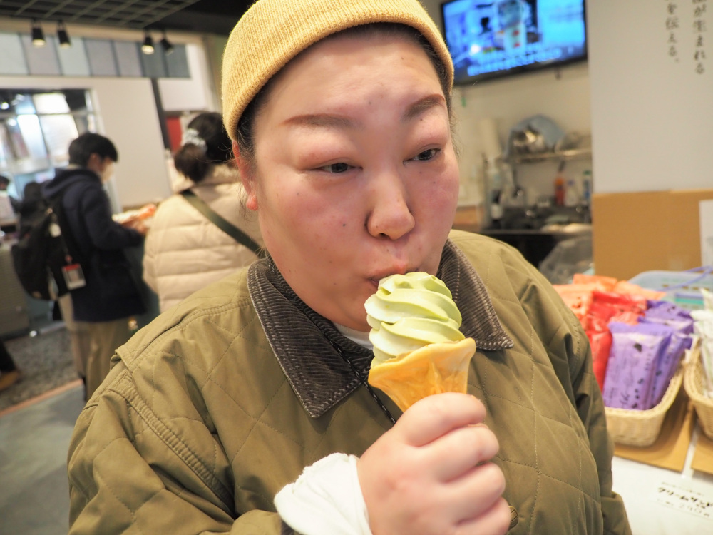 「THAうちあげ」店主のハプさん。まずは抹茶＆ずんだのミックスソフトクリームで腹ごしらえ