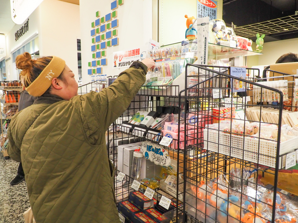 「宮城ふるさとプラザ」では、こけしやホヤぼーやなど宮城グッズも購入可能
