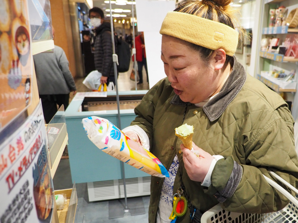宮城県民にはお馴染みのアイス「ミルちゃんフルーツ」（株式会社アキヤマ／加美郡）を手に取り「これもご当地だったんだ！」と驚くハプさん
