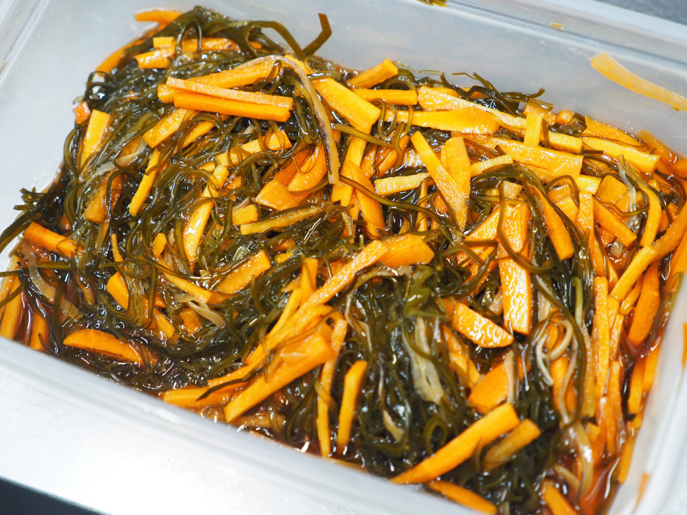 お母さんが数日前から仕込んでくれた、イカ人参。株式会社横田屋本店（気仙沼市）の松前とろろを使用した“宮城ver.”