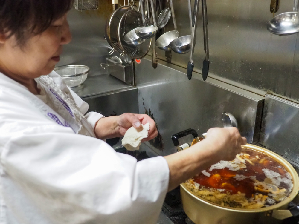 「食べるものがないくらい貧しいときに食べていたから、すいとんは見たくないって言う人もいるんだよ」とお母さん