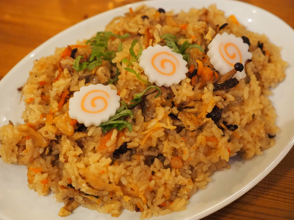 宮城県産のお米でつくった炊き込みご飯！濃い目の味付けで、これまたお酒が進む