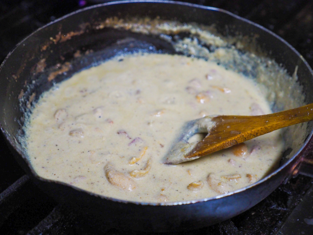 ホヤを使うためあえてクセのあるものを入れようと思い、ニンニクを隠し味にしているとのこと。味付けは味噌！