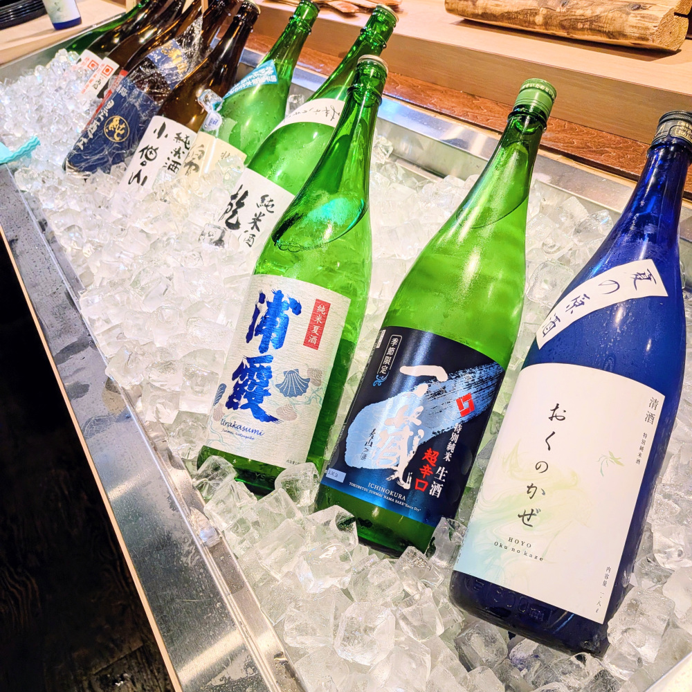 今回味わった夏酒3種類と氷でキンキンに冷やした日本酒数々