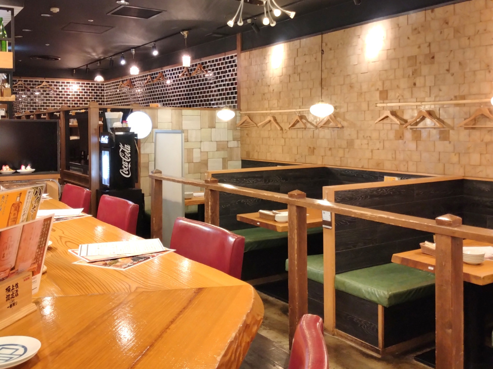 お一人様にもグループにも優しい店内