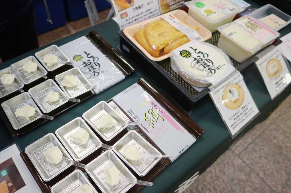 宮城県亘理町にある老舗豆腐店「マルト食品株式会社」の直営店「とうふ処 豆達人」。この日は試食も用意され、大豆の風味を生かした商品が来場者の関心を集めていました。