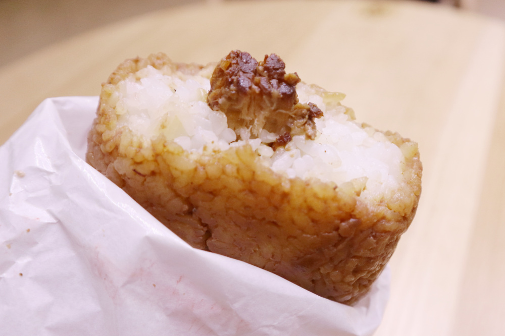 焼きむすび専門店「ひよこ亭」は、味噌と醤油の2種類の焼きむすびを販売。中には大きな自家製チャーシューが入っており、食べ応えのある一品です。