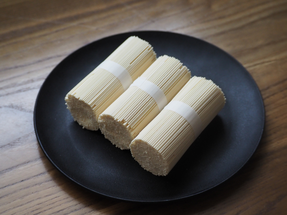 長さは約9cm!日本一短い麺です。一般的なそうめんより0.3mm太めに作られています。