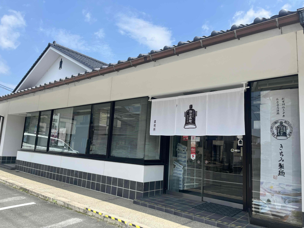 こちらの直売所で受付をします。予約はWEBサイトにて随時受け付けていますよ。