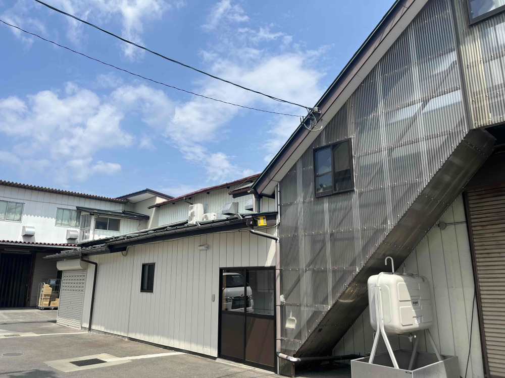 建物をつなげてどんどん拡大していったという広い工場。歴史を感じます。