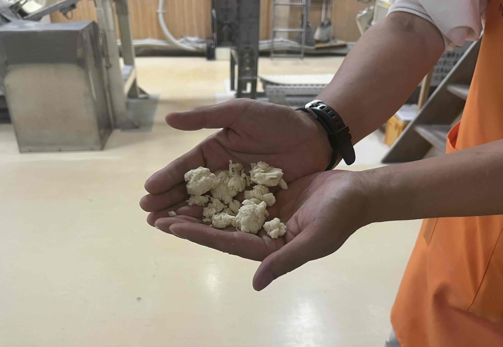 2:小麦粉と塩水を練った麺粉。ここからどうやって温麺になるの!?と不思議そうな子どもたち。