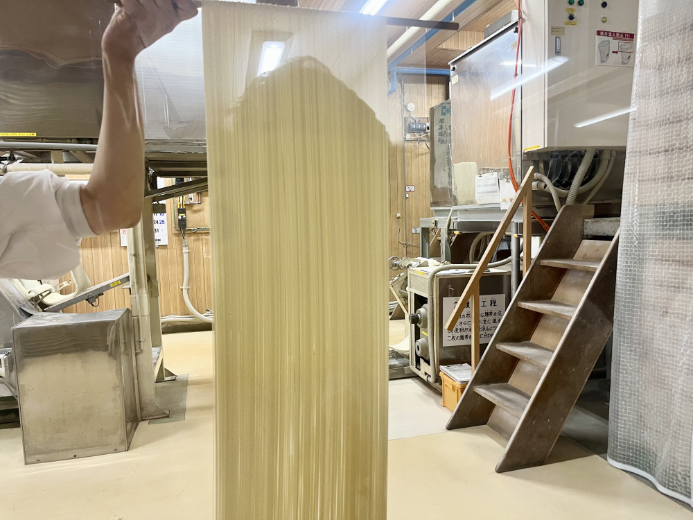 4:生地を切り出し麺線に。工場長が近くまで実物を見せに来てくれました。